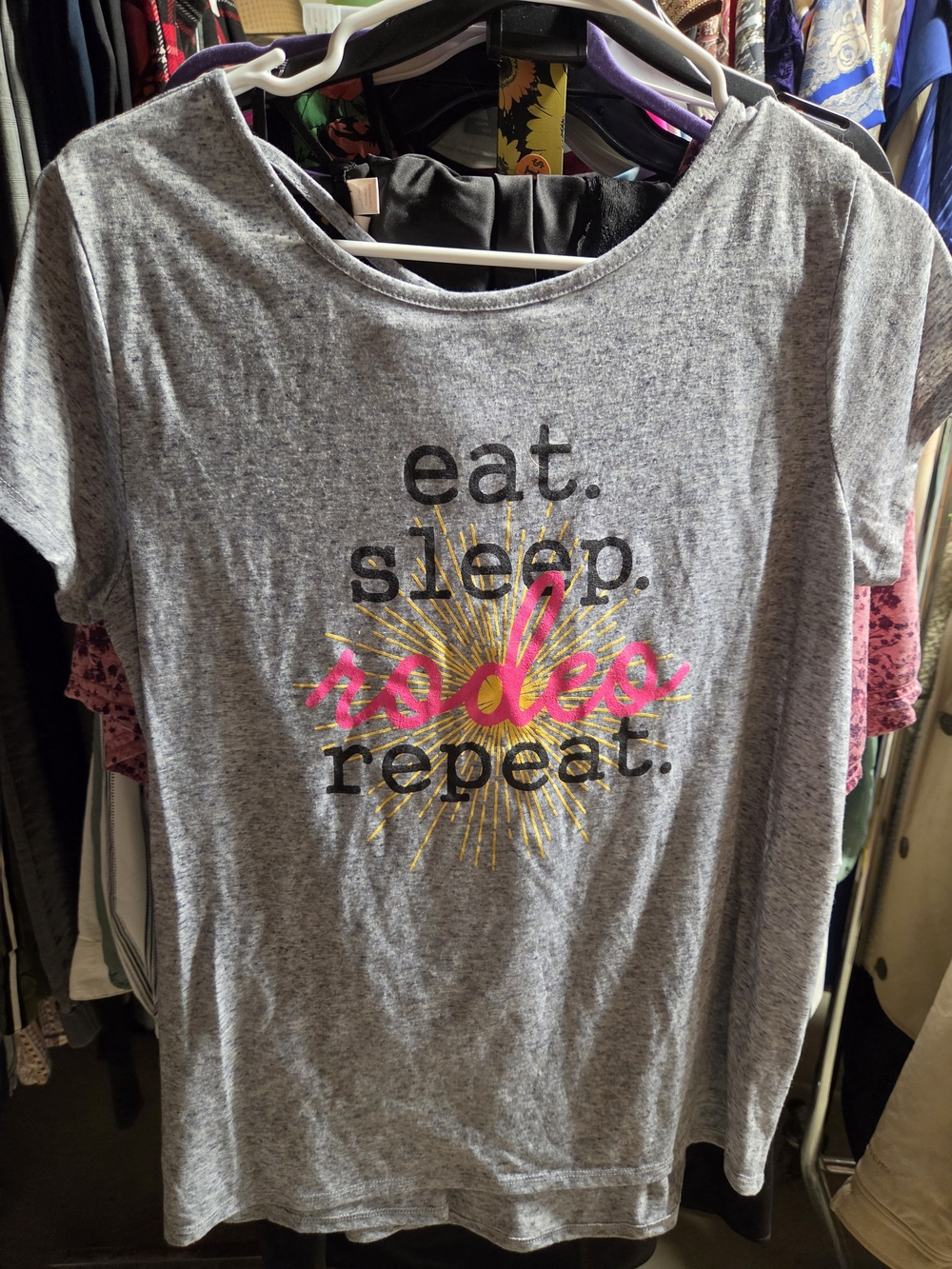 Roper Gray Short-Sleeve Graphic Tee with Pink and Gold Accents